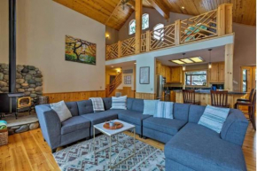 Black Bear by AvantStay Spacious Viking Lodge in Tahoe Donner w Game Room Hot Tub Truckee
